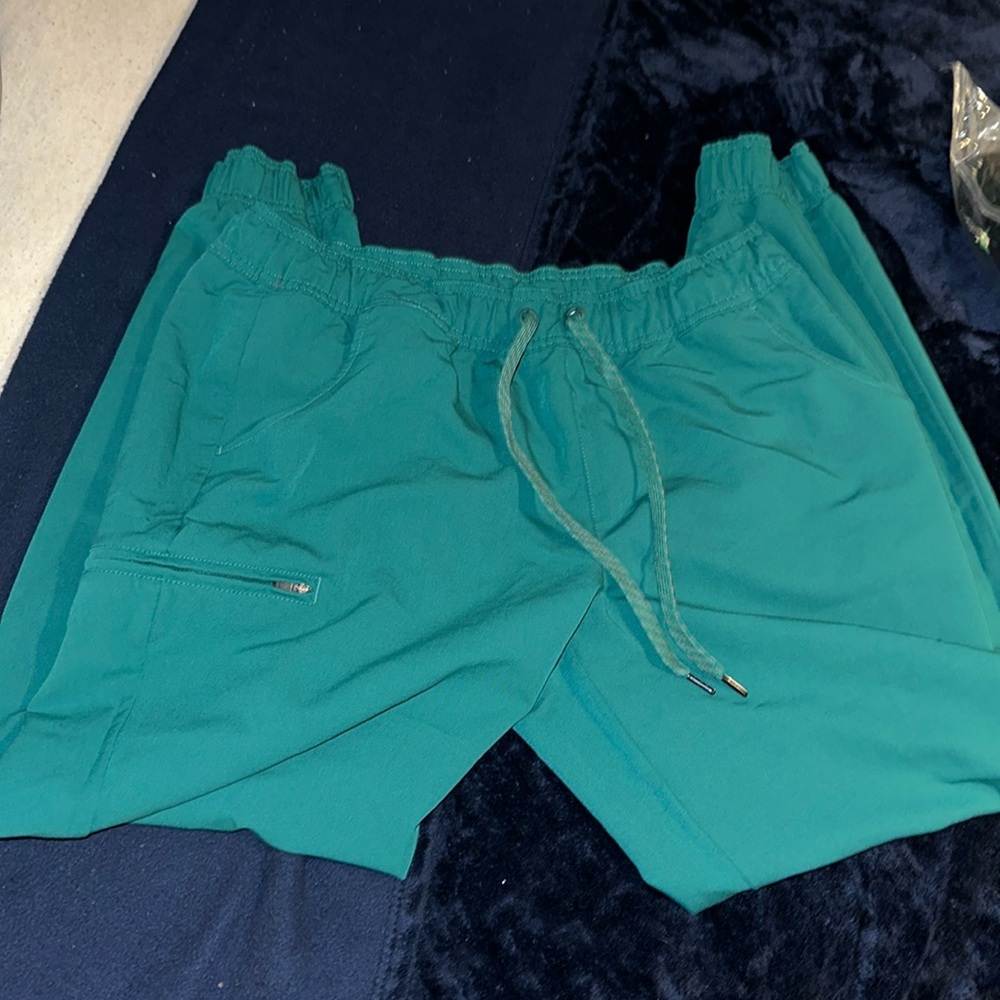 Jaanuu size L Hunter green taper scrubs